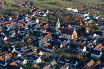 Vue aérienne de Église catholique en Windschläg à le quartier Windschläg in Offenburg dans le département Bade-Wurtemberg, Allemagne