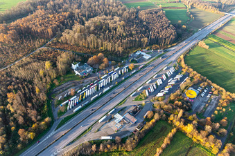 Vue aérienne de Aire de repos de l'autoroute Renchtal au bord de l'autoroute A5 avec station-service Aral à le quartier Urloffen in Appenweier dans le département Bade-Wurtemberg, Allemagne