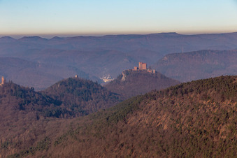 Vue aérienne de Trifels, Anebos et Scharfenberg à Annweiler am Trifels dans le département Rhénanie-Palatinat, Allemagne