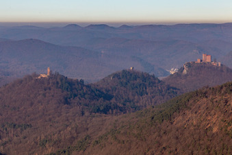 Vue aérienne de Trifels, Anebos et Scharfenberg à Annweiler am Trifels dans le département Rhénanie-Palatinat, Allemagne