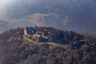 Madenburg à Eschbach dans le département Rhénanie-Palatinat, Allemagne hors des airs
