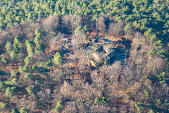 Vue aérienne de Château de Schlössel à Klingenmünster dans le département Rhénanie-Palatinat, Allemagne