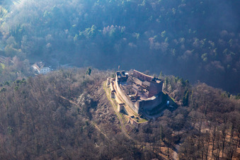 Vue aérienne de Ruines du château de Landeck à Klingenmünster dans le département Rhénanie-Palatinat, Allemagne