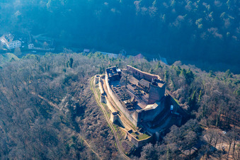 Vue aérienne de Ruines du château de Landeck à Klingenmünster dans le département Rhénanie-Palatinat, Allemagne