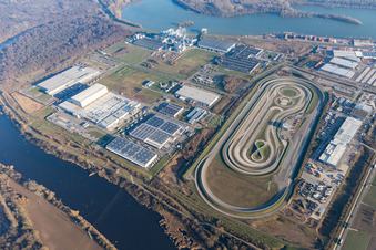 Vue aérienne de Piste d'essai de camions de l'usine de camions Daimler dans la zone industrielle de Wörth-Oberwald avec les sociétés Europack GmbH, MEG GmbH, Netto, Papierfabrik Palm GmbH & Co. KG et NUSS Group à Wörth am Rhein dans le département Rhénanie-Palatinat, Allemagne