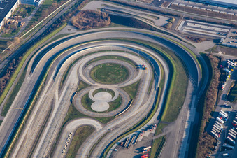 Vue aérienne de Mercedes-Benz EVZ à Wörth am Rhein dans le département Rhénanie-Palatinat, Allemagne