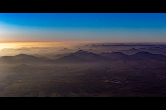 Vue aérienne de Paysage forestier et montagneux de la forêt du Palatinat au coucher du soleil dans le Palatinat à Ilbesheim bei Landau dans le département Rhénanie-Palatinat, Allemagne