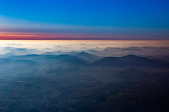 Vue aérienne de Forêt du Palatinat au coucher du soleil à Birkweiler dans le département Rhénanie-Palatinat, Allemagne