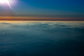 Vue aérienne de Forêt du Palatinat au coucher du soleil à Klingenmünster dans le département Rhénanie-Palatinat, Allemagne