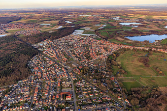 Vue aérienne de La ligne de chemin de fer traverse la ville à Jockgrim dans le département Rhénanie-Palatinat, Allemagne