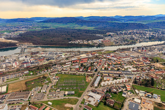 Vue aérienne de B34 le long du Rhin avec le poste de transformation de naturenergie netze GmbH / site Rheinfelden et la centrale hydroélectrique Rheinfelden et la zone industrielle avec Evonik et RheinPerChemie GmbH à Rheinfelden dans le département Bade-Wurtemberg, Allemagne
