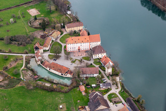 Vue aérienne de Église Saint-Michel du château de Beuggen à Rheinfelden dans le département Bade-Wurtemberg, Allemagne
