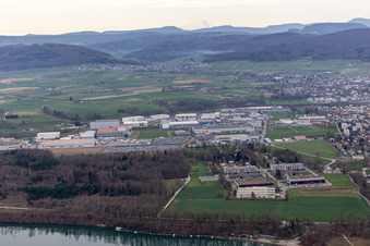 Vue aérienne de Zone industrielle de Riburg à Möhlin dans le département Argovie, Suisse