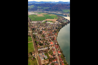 Vue aérienne de Vue de la ville entre la voie ferrée et le Rhin depuis le nord à le quartier Wallbach in Bad Säckingen dans le département Bade-Wurtemberg, Allemagne