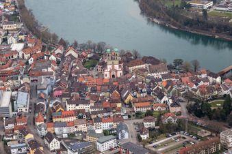Vue aérienne de L'église et la cathédrale Saint-Fridolin se trouvent dans le centre historique de Bad Säckingen. Le pont historique en bois sur le Rhin relie l'Allemagne à la Suisse et au site de Novartis à Stein. L'île rhénane inhabitée de Fridolin se trouve sur le Rhin. à Bad Säckingen dans le département Bade-Wurtemberg, Allemagne
