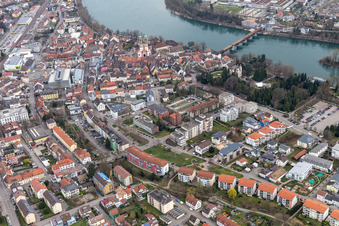 Vue aérienne de Vieille ville et centre-ville sur le Rhin supérieur à Bad Säckingen dans le département Bade-Wurtemberg, Allemagne