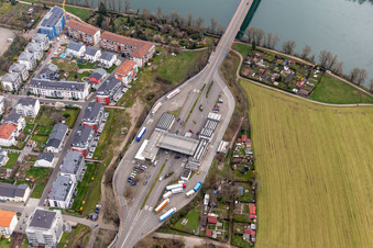 Vue aérienne de Poste frontière - installation douanière pour le passage de la frontière sur le Rhin via le pont Fridolins jusqu'à Stein en Suisse à Bad Säckingen dans le département Bade-Wurtemberg, Allemagne