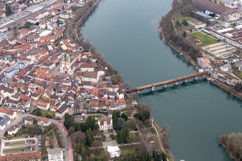 Vue aérienne de Château de Schönau et pont en bois sur le Rhin jusqu'à Stein (CH) à Bad Säckingen dans le département Bade-Wurtemberg, Allemagne