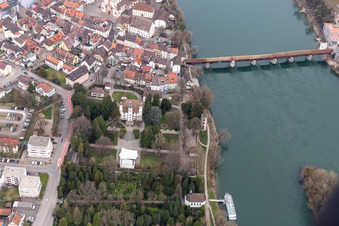 Vue aérienne de Vue de la ville sur le Rhin avec le château de Schönau et le pont en bois historique sur le Rhin dans le quartier de Bad Säckingen à Stein dans le département Argovie, Suisse