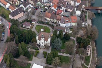 Vue aérienne de Parc du château de Schönau avec la tour des voleurs et l'orangerie à Bad Säckingen dans le département Bade-Wurtemberg, Allemagne