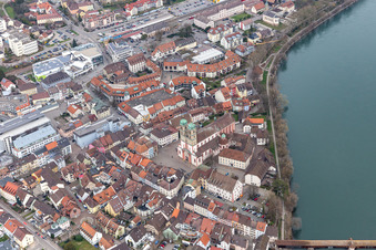 Vue aérienne de Cathédrale Saint-Fridolin à Bad Säckingen dans le département Bade-Wurtemberg, Allemagne
