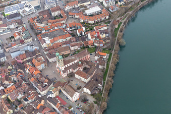 Vue aérienne de L'église et la cathédrale Saint-Fridolin se trouvent dans le centre historique de Bad Säckingen. Le pont historique en bois sur le Rhin relie l'Allemagne à la Suisse et au site de Novartis à Stein. L'île rhénane inhabitée de Fridolin se trouve sur le Rhin. à Bad Säckingen dans le département Bade-Wurtemberg, Allemagne