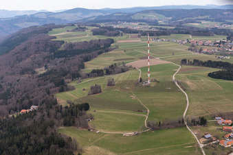 Vue aérienne de Mât de télécommunications à le quartier Bergalingen in Rickenbach dans le département Bade-Wurtemberg, Allemagne
