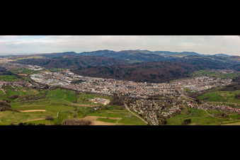 Vue aérienne de Zone urbaine avec périphérie et centre-ville à le quartier Fahrnau in Schopfheim dans le département Bade-Wurtemberg, Allemagne