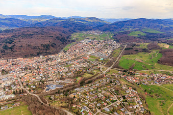 Vue aérienne de Vue de la ville depuis le sud avec l'école libre Waldorf Schopfheim eV et le gymnase Theodor-Heuss Schopfheim à Schopfheim dans le département Bade-Wurtemberg, Allemagne
