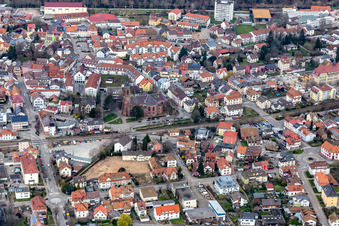 Vue aérienne de Église évangélique de la ville à Schopfheim dans le département Bade-Wurtemberg, Allemagne