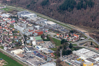 Vue aérienne de Bureaux, bâtiments administratifs, halls de production et parking dans les locaux de l'usine de l'entreprise de technologie de mesure Endress et Hauser à Wiesental à Maulburg dans le département Bade-Wurtemberg, Allemagne
