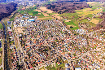 Vue aérienne de Vue de la ville le long du cours de la rivière Wiese depuis l'est à Steinen dans le département Bade-Wurtemberg, Allemagne