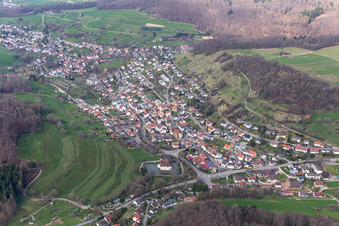 Vue aérienne de Château d'eau d'Inzlingen et vue sur la ville depuis les rues et les maisons à le quartier Oberinzlingen in Inzlingen dans le département Bade-Wurtemberg, Allemagne