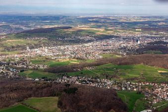 Vue aérienne de Zone urbaine avec périphérie et centre-ville à Lörrach dans le département Bade-Wurtemberg, Allemagne