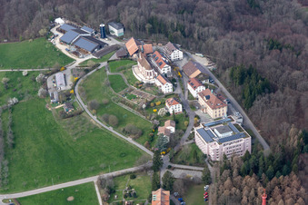 Vue aérienne de Campus Chrischona et Maison mère des diaconesses dans le canton de Bâle à Bettingen dans le département Bâle ville, Suisse