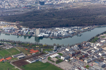 Vue aérienne de Le parc de stockage de l'Auhafen à Muttenz en Suisse. Le port rhénan, situé sur les rives du Rhin, est utilisé pour le manutention de marchandises destinées à l'industrie et de produits pétroliers. à Birsfelden dans le département Paysage bâlois, Suisse