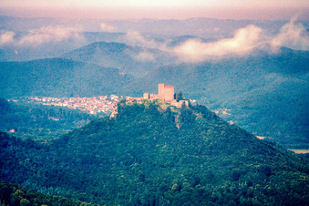 Vue aérienne de Le château de Trifels vu de l'ouest à le quartier Bindersbach in Annweiler am Trifels dans le département Rhénanie-Palatinat, Allemagne