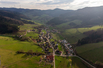 Vue aérienne de Le paysage de vallée entouré des montagnes de la Forêt-Noire en Prinzbach à le quartier Prinzbach in Biberach dans le département Bade-Wurtemberg, Allemagne