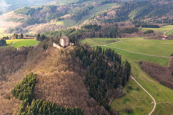 Vue aérienne de Ruines et vestiges des murs de l'ancien château et forteresse du château de Hohengeroldseck sur le Schloßberg à Seelbach dans le département Bade-Wurtemberg, Allemagne