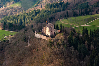 Vue aérienne de Ruines et vestiges des murs de l'ancien château et forteresse du château de Hohengeroldseck sur le Schloßberg à Seelbach dans le département Bade-Wurtemberg, Allemagne