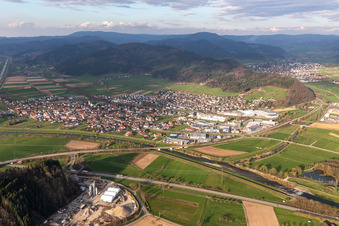 Vue aérienne de Les rives de la Kinzig à le quartier Eisensprung in Biberach dans le département Bade-Wurtemberg, Allemagne
