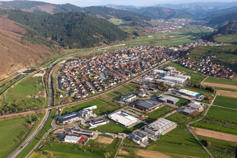 Vue aérienne de Le paysage de la vallée de la Kinzig entouré de montagnes à Steinach dans le département Bade-Wurtemberg, Allemagne