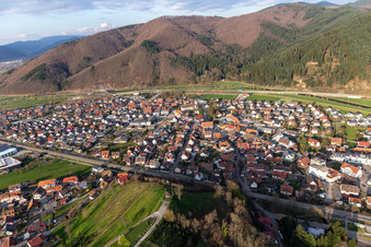 Vue aérienne de Le paysage de la vallée de la Kinzig entouré de montagnes à Steinach dans le département Bade-Wurtemberg, Allemagne