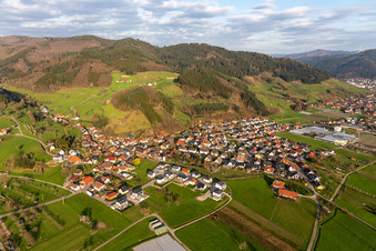 Vue aérienne de Des zones forestières et des bois entourent la zone d'implantation du village en Bollenbach à le quartier Bollenbach in Haslach im Kinzigtal dans le département Bade-Wurtemberg, Allemagne