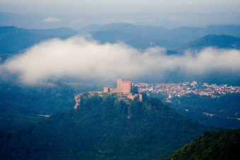Vue aérienne de Complexe du château de Trifels à Annweiler am Trifels dans le département Rhénanie-Palatinat, Allemagne