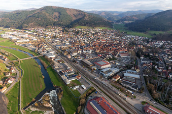 Vue aérienne de Zone riveraine de la Kinzig - cours de la rivière à Haslach im Kinzigtal dans le département Bade-Wurtemberg, Allemagne