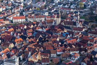 Vue aérienne de Quartier de la vieille ville et centre-ville à Haslach im Kinzigtal dans le département Bade-Wurtemberg, Allemagne