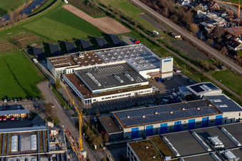 Vue aérienne de Locaux de l'entreprise BENZ GmbH Werkzeugsysteme avec halls, bâtiments d'entreprise et installations de production à Haslach im Kinzigtal dans le département Bade-Wurtemberg, Allemagne