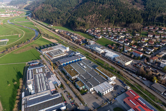 Vue aérienne de Locaux de l'entreprise Foboha (Allemagne) GmbH avec halls, bâtiments d'entreprise et installations de production à Haslach im Kinzigtal dans le département Bade-Wurtemberg, Allemagne