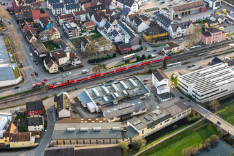 Vue aérienne de Zone industrielle et implantation d'entreprises au canal commercial et à la gare à Haslach im Kinzigtal dans le département Bade-Wurtemberg, Allemagne